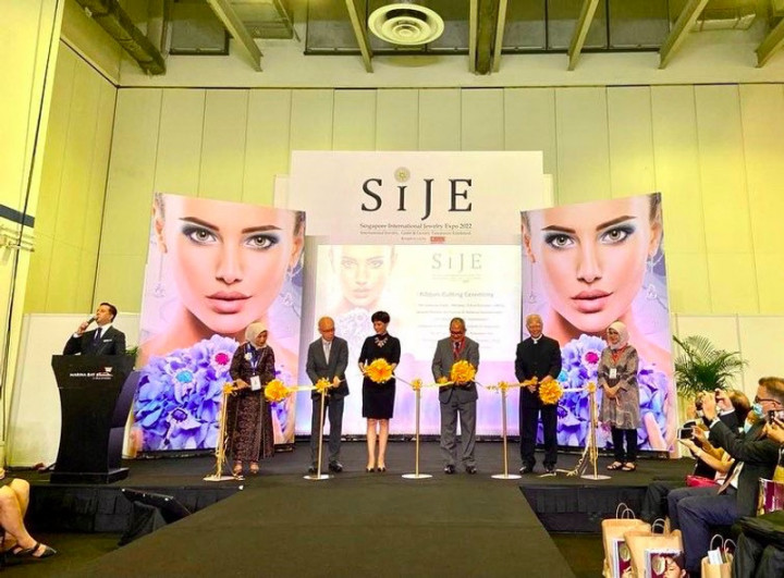 Batu Mulia Asli Indonesia Unjuk Gigi di Pameran Perhiasan Terbesar Dunia Batu Mulia Asli Indonesia Unjuk Gigi di Pameran Perhiasan Terbesar Dunia