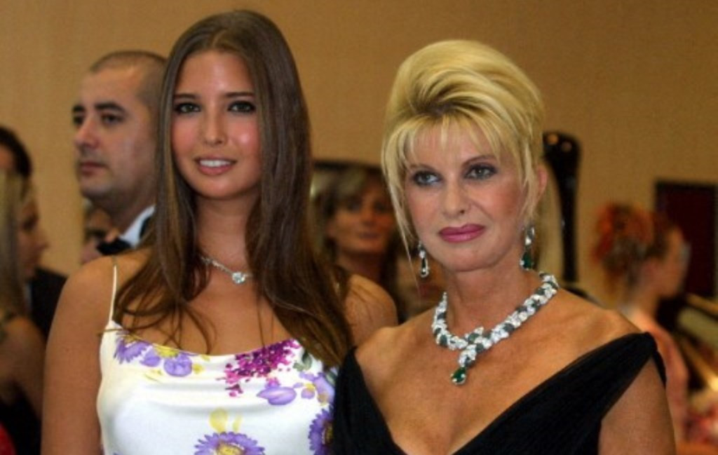 Mantan istri Donald Trump, Ivana (kanan) bersama putrinya Ivanka (kiri). Ivana Trump meninggal pada usia 73 tahun. (Foto: AFP/Vanina Lucchesi)
