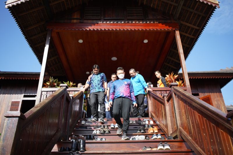Wali Kota Pontianak Edi Rusdi Kamtono menuruni tangga Rumah Budaya Gang H. Salmah tepian Sungai Kapuas. (Foto: ANTARA/Jimi)