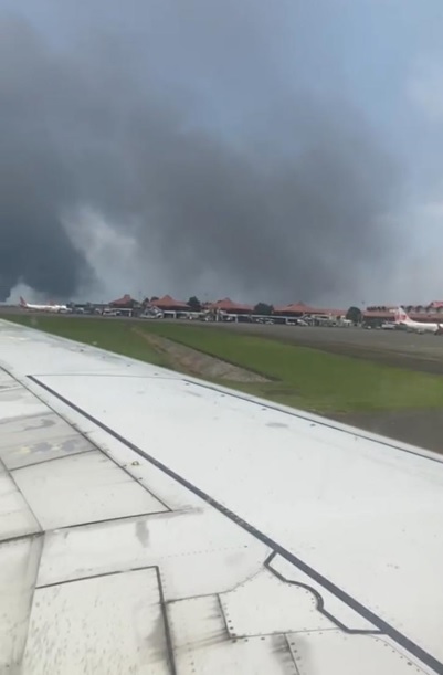 Pabrik Pipa Paralon Terbakar, Asap Membumbung Hingga Area Bandara Soetta
