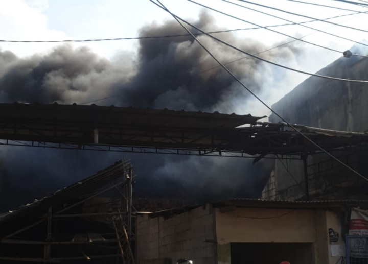 Kebakaran Pabrik Paralon di Tangerang Masih Berlangsung, Tak Ada Korban Jiwa