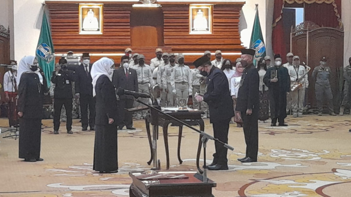 Khofifah Resmi Lantik Eks Staf Ahli Kemensos Sebagai Sekdaprov Jatim Definitif