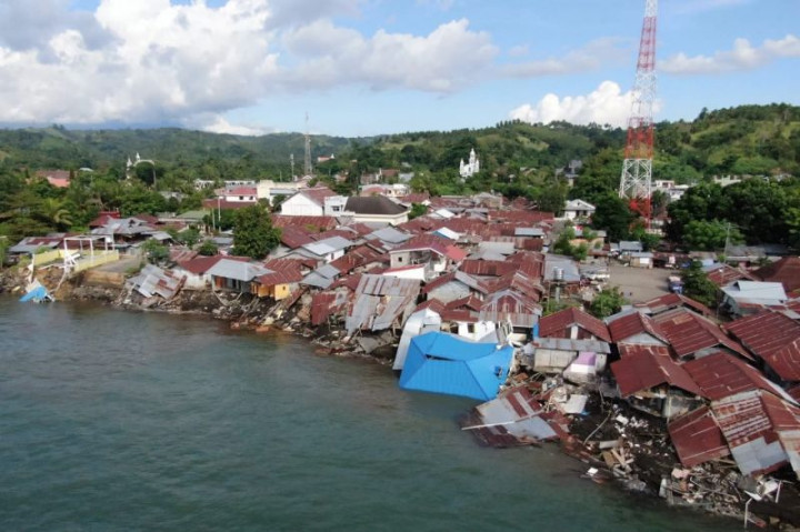 Mendagri Beri Bantuan Korban Abrasi di Minahasa Selatan