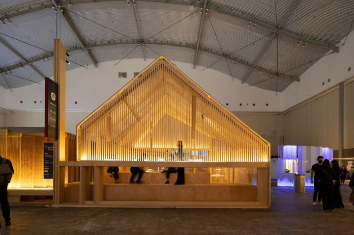 Instalasi Unik Bertema Arsitektur Rumah Berbalut Olahan Kayu