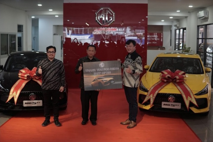 Serah Terima MG 5 GT ke Konsumen, Bamsoet Borong Dua Unit