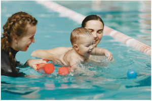 Pada Usia Berapa Bayi Belajar Berenang?