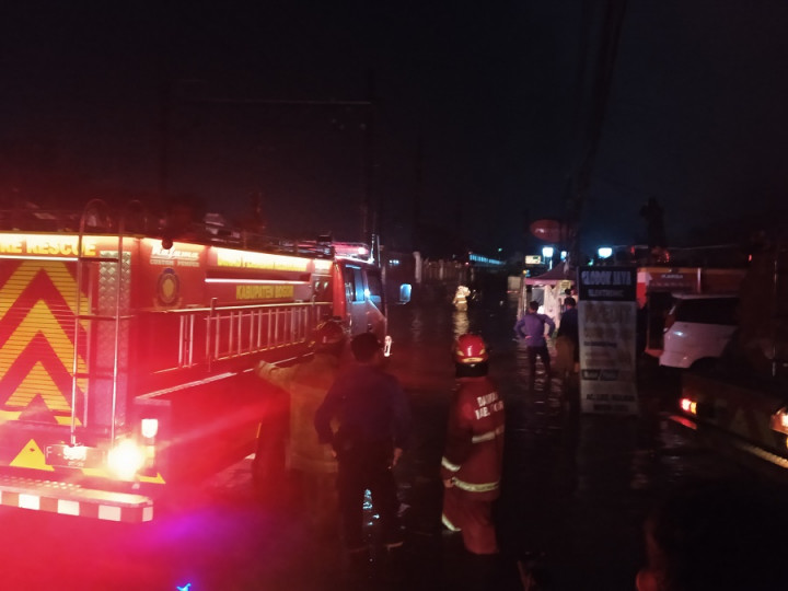 Toko Bangunan di Bojonggede Terbakar Setelah Diguyur Hujan