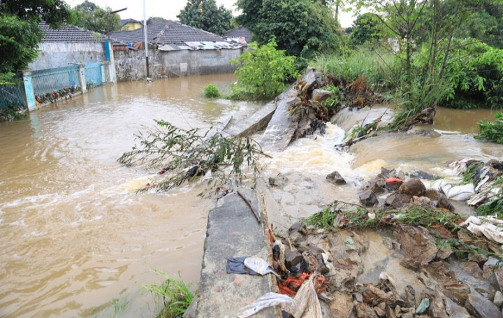 Tanggul Kali Angke Jebol Sebabkan Kota Tangerang Terendam