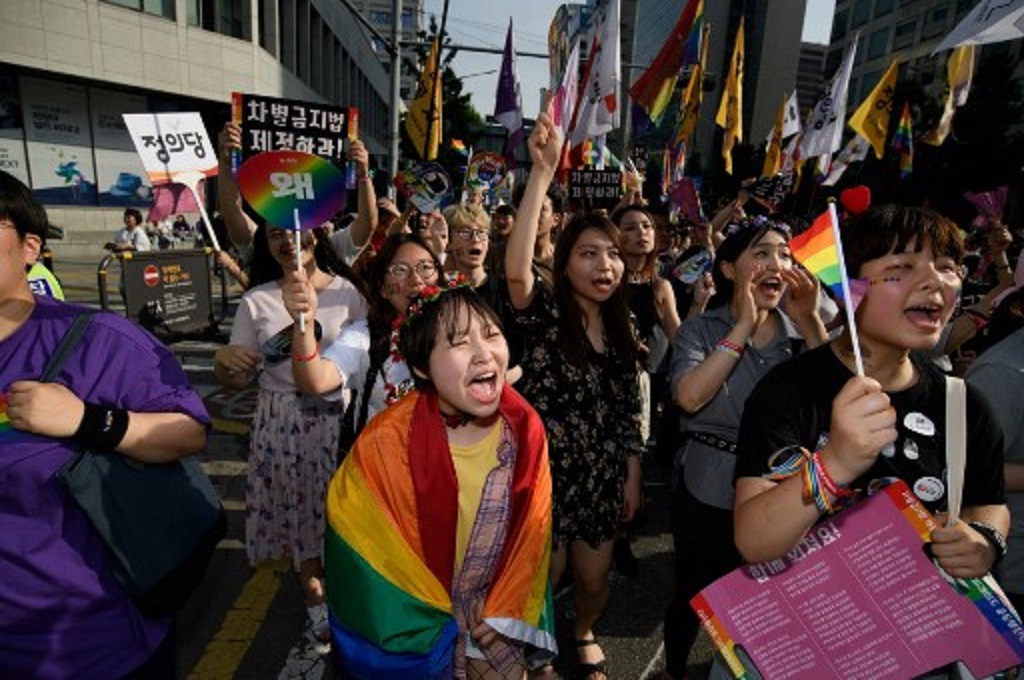 Ribuan orang mengikuti festival LGBT di Seoul, Korsel, 1 Juni 2019. (Ed JONES / AFP)