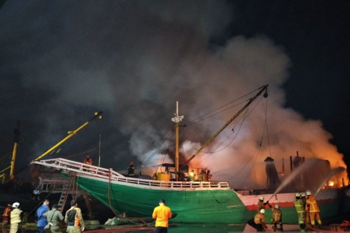 Dua Kapal Kargo Terbakar di Pelabuhan Rakyat Kalimas Surabaya
