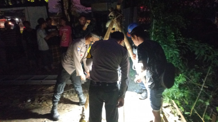 Diduga Hirup Gas Beracun, Bapak dan Anak di Cirebon Jatuh ke Sumur