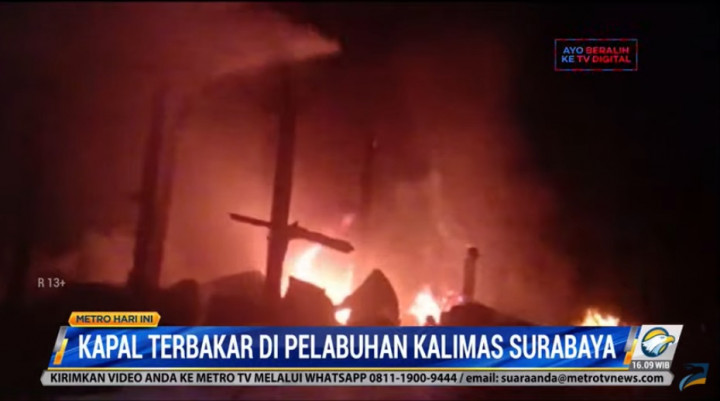 2 Kapal Layar Kebakaran di Pelabuhan Kalimas Surabaya