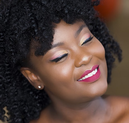 3 Cara Simple Bikin Eyeliner Bersayap dengan Hasil Sempurna