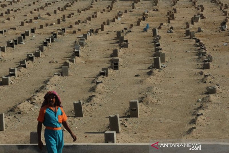 Ilustrasi--eorang penjaga berjalan di permakaman Sharaya, Kota Mekkah, Arab Saudi. (ANTARA FOTO/Saptono/spt/am)