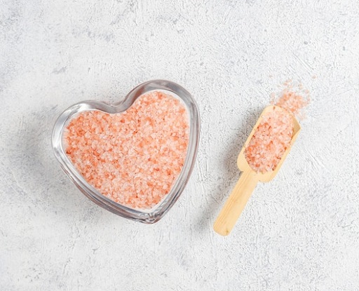 Ingin Wajah Glowing? Coba Gunakan Scrub dari Garam Himalaya dan Air Mawar