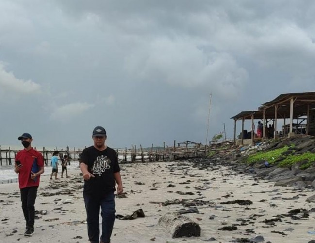 6 Titik di Pesisir Labuhan Maringgai Lampung Tercemar Limbah Minyak