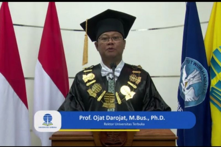 Rektor UT Wisuda 28 PMI di Hong Kong