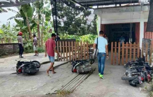 Kondisi motor dan warkop rusak usai diamuk remaja perguruan silat (Foto / Metro TV)