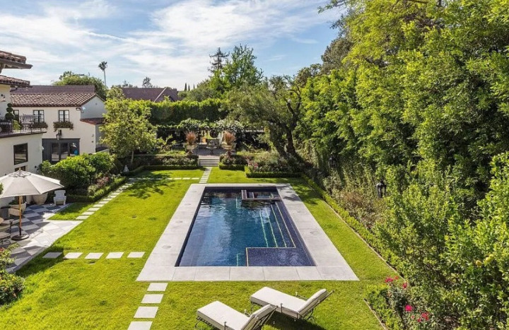 Pajak Terlalu Tinggi, Ozzy Osbourne Jual Rumahnya di California Rp269 Miliar