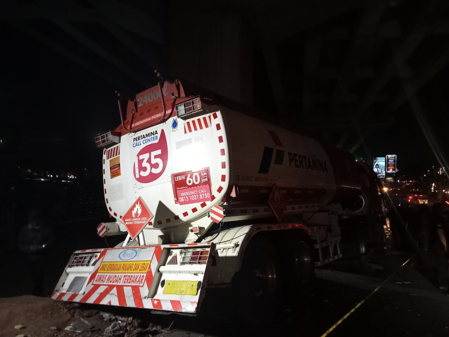 Kondisi truk Pertamina yang terlibat kecelakaan di Jalan Alternatif Cibubur, Bekasi, Jawa Barat, Senin, 18 Juli 2022. Medcom.id/ Antonio