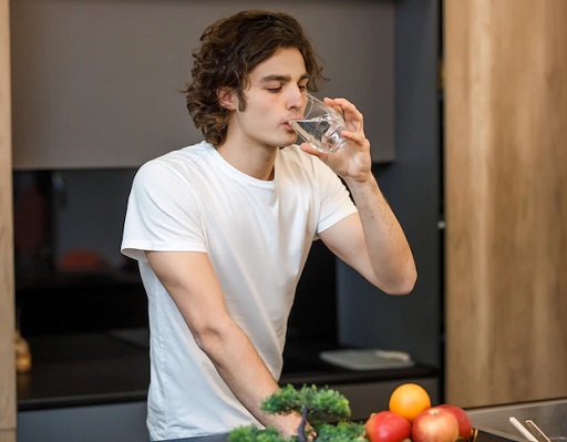 Wajib Tahu, 5 Dampak Buruk Minum Sambil Berdiri