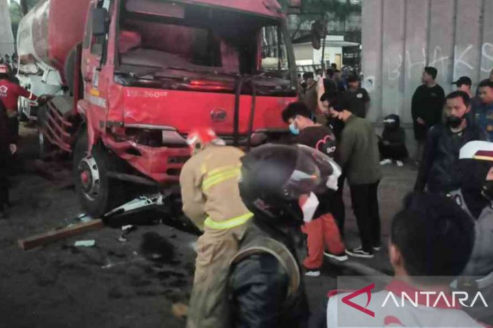 Kemarin, Kecelakaan Truk Pertamina hingga Pesawat Latih TNI Jatuh