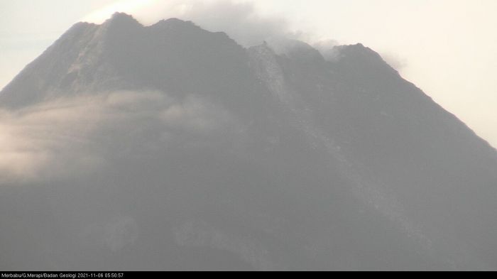 Puncak Merapi Diguncang 90 Gempa Selama 12 Jam