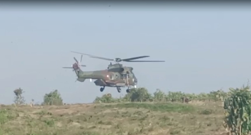 TNI bersama personel gabungan berupaya mengevakuasi pesawat latih yang jatuh di wilayah Blora, Jawa Tengah. (Dok. Istimewa)