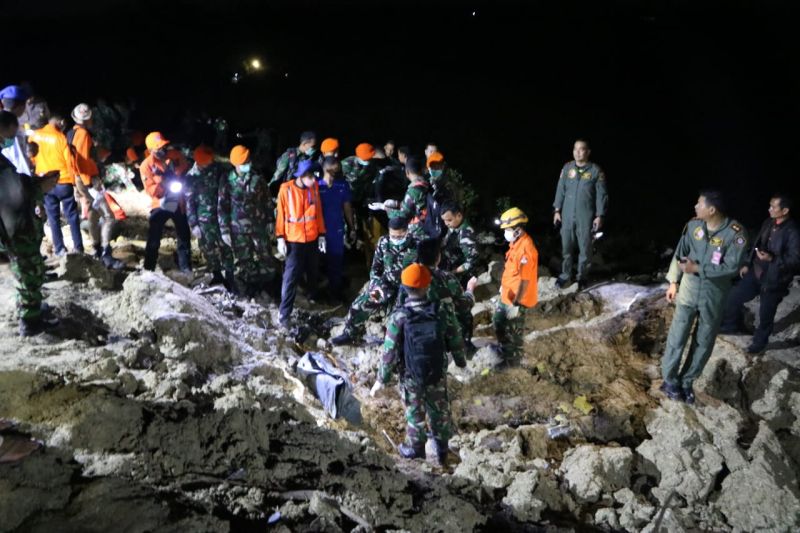 Petugas gabungan melakukan evakuasi dan pengamanan di lokasi jatuhnya pesawat TNI Angkatan Udara T-50i Golden Eagle di Desa Nginggil, Kecamatan Kradenan, Blora, Jawa Tengah, Senin (18-7-2022) malam. ANTARA/HO-Dispenau