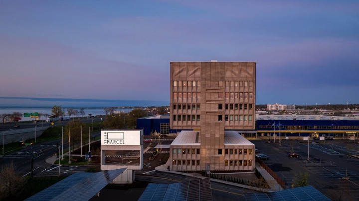 Bergaya Arsitektur Brutalis, Kantor Ini Diubah Jadi Hotel Ramah Lingkungan