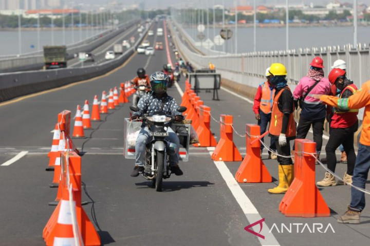 Pengendara Motor Lewat Jembatan Suramadu Dialihkan ke Jalur Mobil