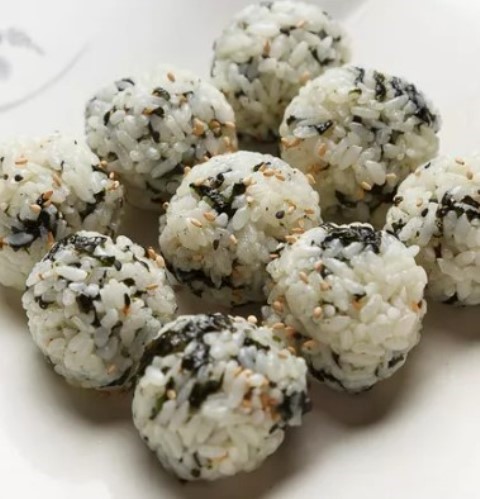 Resep nasi kepal dengan rumput laut yang praktis untuk sarapan. (Foto: Dok. Endeus TV)