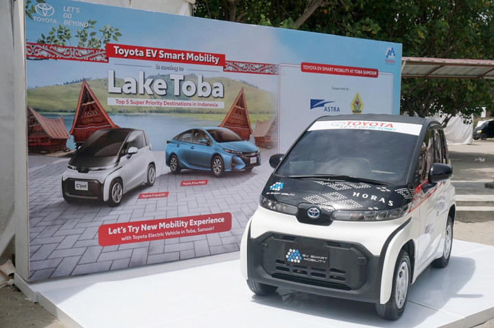 Asiknya Berwisata di Kawasan Danau Toba dengan Mobil Listrik