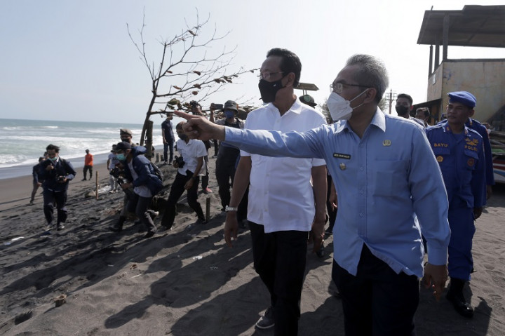Abrasi, Sri Sultan Minta Kawasan Pantai Depok Bantul Ditata Ulang Abrasi, Sri Sultan Minta Kawasan Pantai Depok Bantul Ditata Ulang