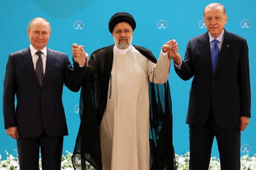 Presiden Rusia Vladimir Putin (kiri) bersama Presiden Iran Ebrahim Raisi (tengah) dan Presiden Turki Recep Tayyip Erdogan di Teheran, 19 Juli 2022. (Sergei Savostyanov / SPUTNIK / AFP)