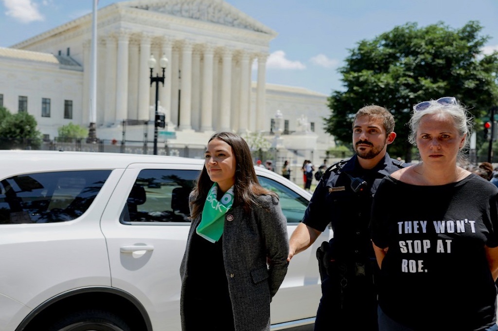 Anggota Kongres AS Alexandria Ocasio-Cortez ditangkap polisi dalam aksi protes hak aborsi di Washington, 19 Juli 2022. (POOL/AFP Philippe LOPEZ)