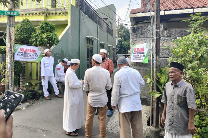 Ratusan Simpatisan yang Jaga Kediaman Rizieq Langgar Protokol Kesehatan