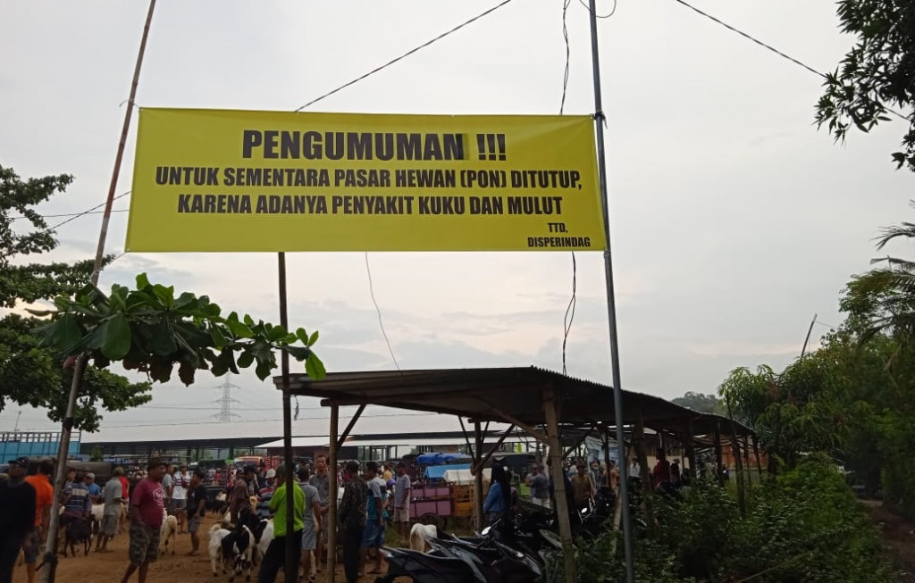 Informasi penutupan Pasar Hewan di Jepara. Medcom.id/ Rhobi Shani