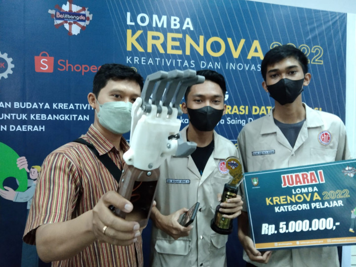 Inspiratif, 2 Siswa SMK di Solo Ciptakan Tangan Bionik untuk Penyandang Difabel