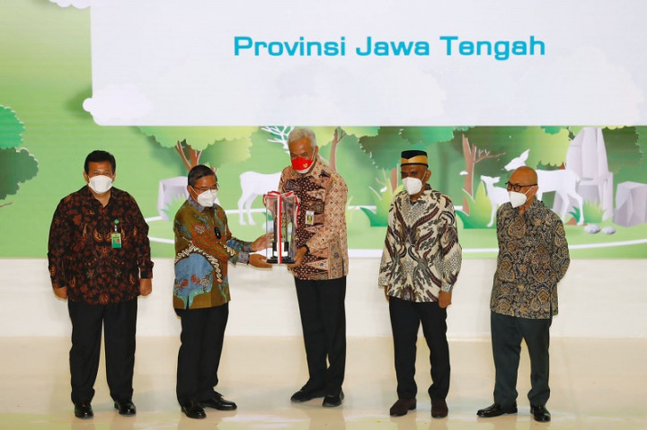 Ganjar Raih Penghargaan Green Leadership dari KLHK