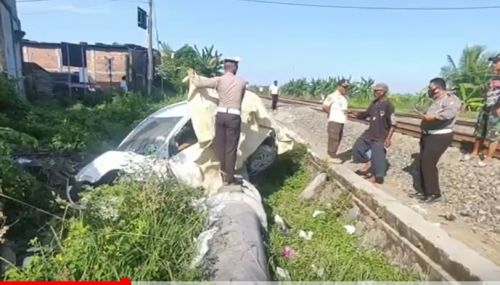 Pasutri Tertabrak Kereta di Perlintasan Tanpa Palang Pintu di Lamongan