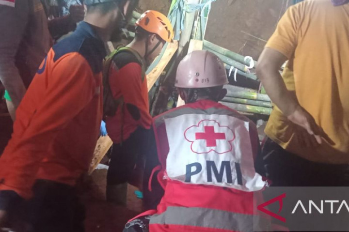 Tebing Setinggi 6 Meter di Sukabumi Longsor, 3 Pekerja Bangunan Tertimbun Tebing Setinggi 6 Meter di Sukabumi Longsor, 3 Pekerja Bangunan Tertimbun
