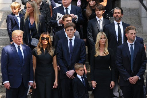 Donald Trump Hadiri Prosesi Pemakaman Mantan Istrinya, Ivana
