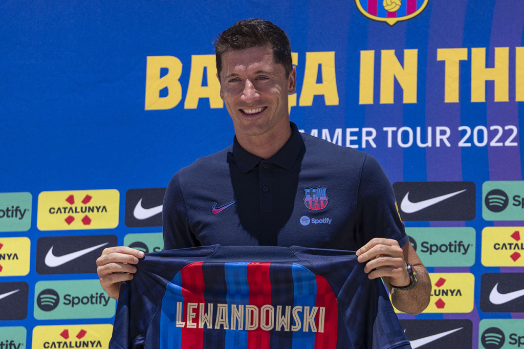 Potret Robert Lewandowski Resmi Diperkenalkan Barcelona