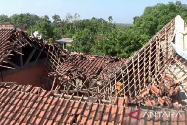 Atap Bangunan SD di Ngawi Ambruk