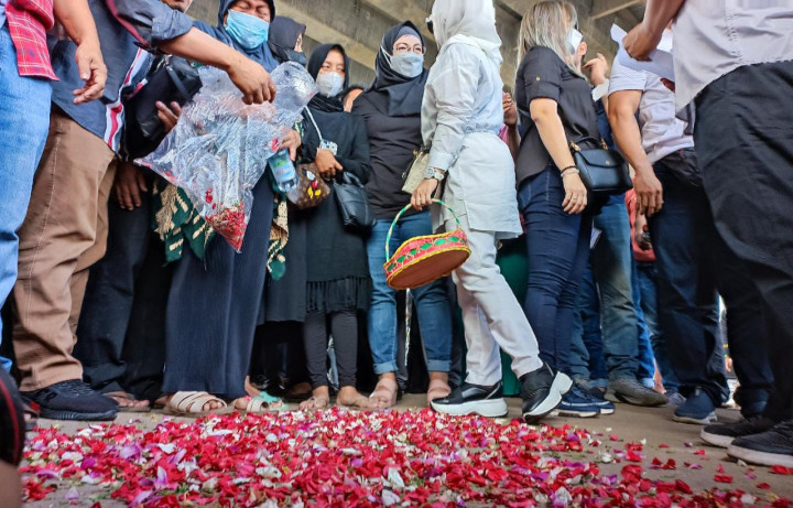 Warga Gelar Tabur Bunga di Lokasi Kecelakaan Maut Cibubur