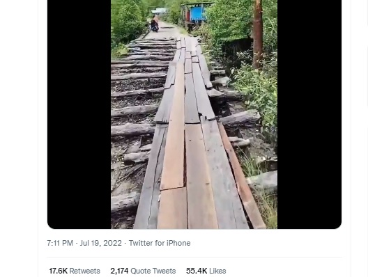 Video jembatan rusak yang berkondisi menggenaskan di Riau. Akun Twitter @ndagels