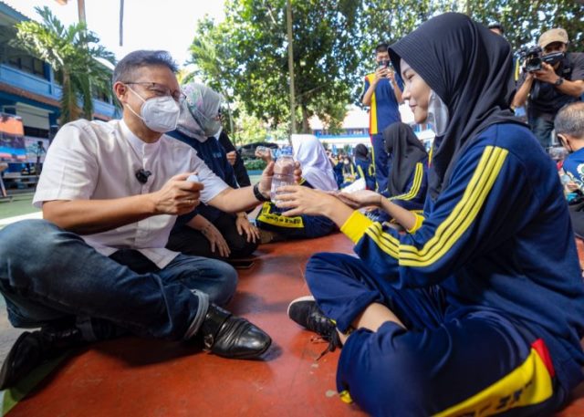 Menkes beri TTD pada empat sekolah di Bogor. (Foto: Dok. Birkom Kemenkes)