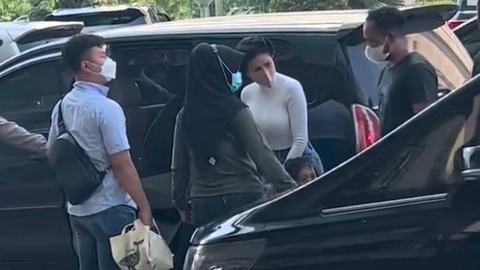 Beredar Video Penangkapan Nikita Mirzani di Mal, Anak Balitanya Menangis