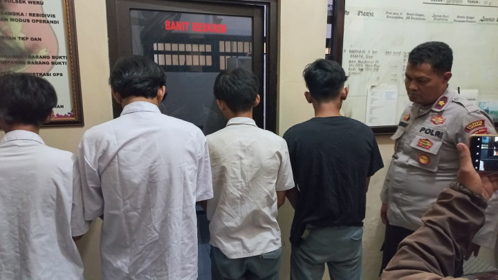 4 Sekolah Terlibat Tawuran Depan Kantor Polisi di Cirebon, Seorang Pelajar Kena Bacok